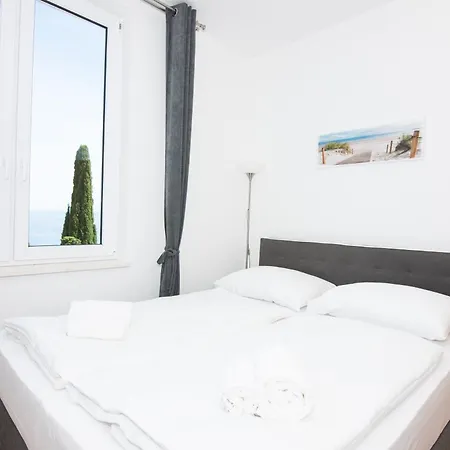 Gms With Sea View Apartment