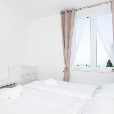 Apartma Gms With Sea View